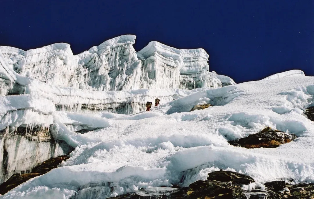 Amphu Lapcha Pass (5,845m)