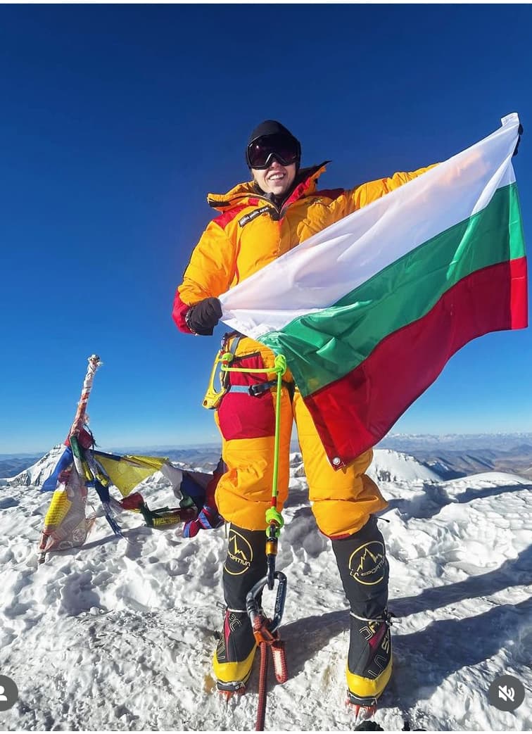 7000m